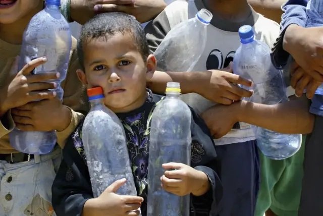 شهادة مؤثرة: في غزة لجأنا إلى شرب الماء المالح حتى لا يغمى علينا